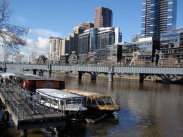 Řeka má trochu jinou barvu než moře v Sydney na které jsme si rychle přivykli. | Australia - Melbourne - 26.7.2010